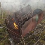 Charette artisanale pour brûler le bois de vigne